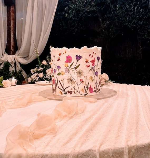 Torta a strati decorata
