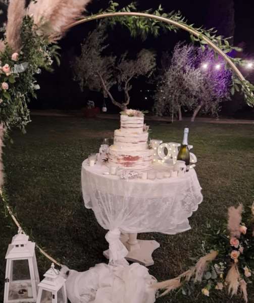 Torta nude cake alla nocciola